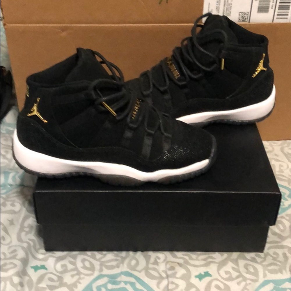 Sneakers with box - Picture 3 of 3